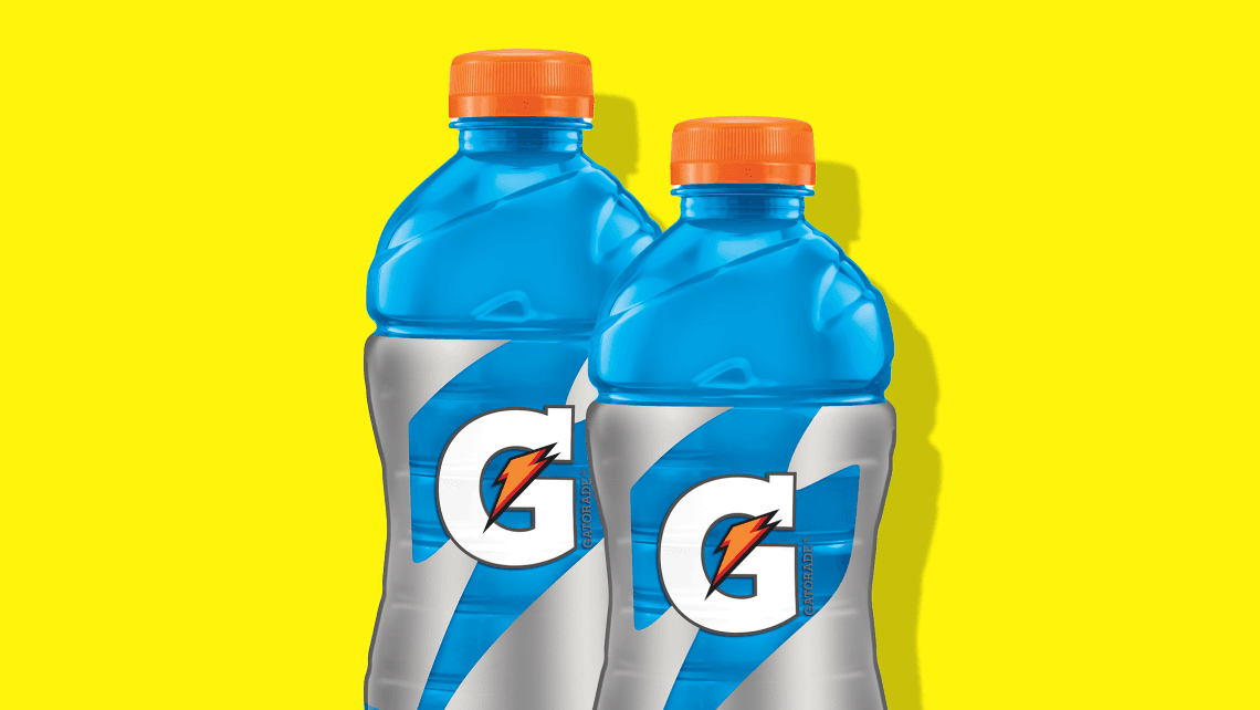 Bouteilles de boisson énergisante Gatorade sur fond jaune.